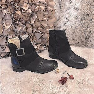 Miz Mooz Black Leather Sabel Burnished Round Toe Ankle Boots